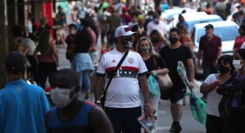 Em queda há quatro dias, média móvel de mortes por Covid fica abaixo de 800